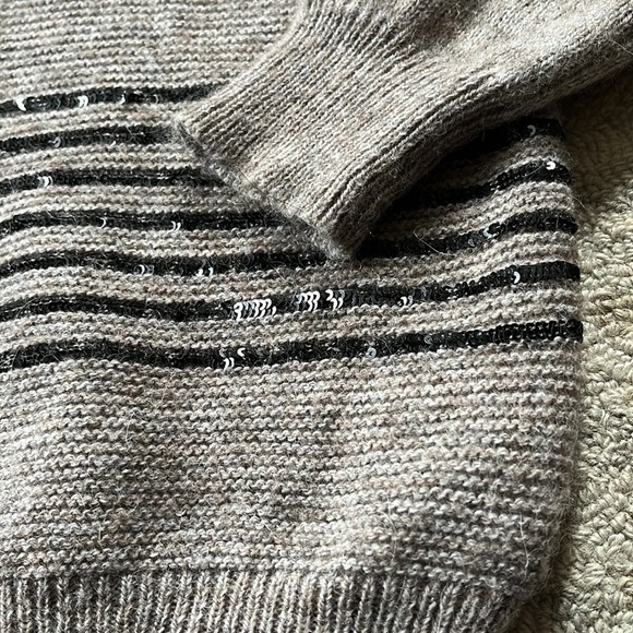 Woman’s J Crew knit V-Neck sweater Size Small - Picture 3 of 5